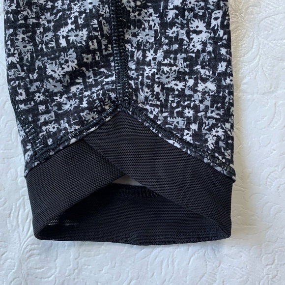 Lululemon Sole Training 7/8 Daisy Dust Alpine Leggings - Picture 5 of 7